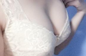 胸部躺下后的形態(tài)也挺滿意很自然,看起來(lái)不會(huì)很假