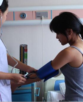 假體隆胸手術(shù)后，告別扁平胸部，做自信女人!