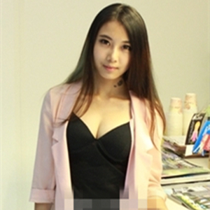 看我自體脂肪隆胸半年后的照片，果很好哦~