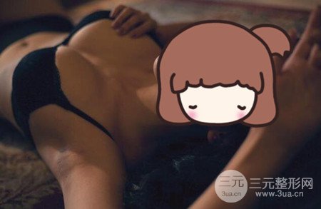 假體隆胸術(shù)后成功擺脫小學(xué)生身材，立現(xiàn)性感身材