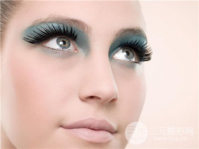 做上瞼皮膚松弛矯正費用多少錢