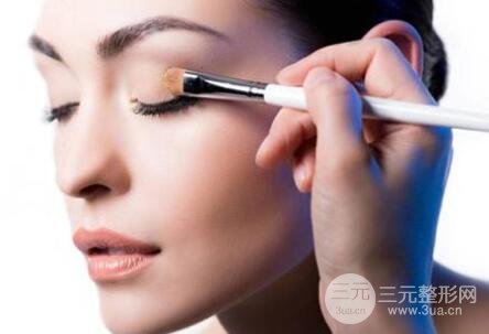 做完全割雙眼皮多久可以化妝?
