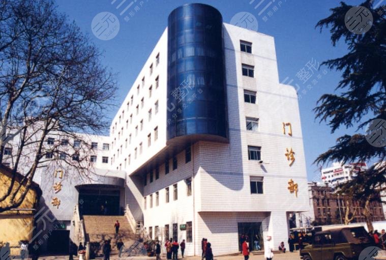 南京大學(xué)醫(yī)學(xué)院附屬金陵醫(yī)院做鼻部手術(shù)和眼部手術(shù)多少錢(qián)？哪個(gè)專家好？