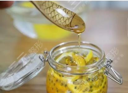 腌檸檬水加蜂蜜