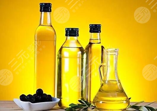 　　橄欖油如何去妊娠紋果好?有很多生產(chǎn)過孩子的愛美人士都反饋說，自己身上擁有不好看的妊娠紋，想要通過涂抹橄欖油，讓自己的妊娠紋消除掉，恢復好看的肌膚，妊娠紋去除橄欖油已經(jīng)是目前求美者人是比較認可的一種技術手段之一了，但是需要注意的是，妊娠油畢竟是外在用品，沒辦法達到根治，對于比較淺的妊娠紋是有一定淡化果的，但是如果是比較深的妊娠紋責沒有太大用處，以下是小編根據(jù)去除妊娠紋成功姐妹們的安利，為大家整理出來的，目前國內去除妊娠紋比較好的幾種方法之一，大家了解一下吧!  　　1、祛除妊娠紋的有方法  　　妊娠紋一般都體現(xiàn)在突然長胖的人群身上，主要的人群是懷孕期間的媽媽群體，在懷孕后期胎兒的發(fā)育速度會比較快，因此在腹部周圍就會有一些妊娠紋的出現(xiàn)，如果對于沒有懷孕的小伙伴們來說，一段時間的突然長胖，那么臀部和大腿根部都有一定的妊娠紋情況，但妊娠紋在一定情況下是很影響美觀的，那么去妊娠紋的方法主要有哪些呢?  　　(1)、醫(yī)美技術  　　醫(yī)美去妊娠紋的果相對來說是比較快速且有的，到正規(guī)醫(yī)院的整形美容科或者是整形美容醫(yī)院去采用脈沖激光、鐳射微晶磨皮、果酸換膚等多種專業(yè)的去皺紋技術緩解方案來去除妊娠紋，是目前時下見快且果好的一種去妊娠紋方法。  　　(2)、按摩  　　小伙伴們可以在每天睡前在妊娠紋部位涂抹精油，沿著順時針方向打圈按摩，堅持按摩20分鐘左右，在一個星期以后就會會有一定的去除妊娠紋的果，當然同時除了常規(guī)的按摩精油以外，還可以使用部分橙花油和薰衣草進行調配，這樣去除妊娠紋會有比較的果。  　　(3)、雞蛋  　　雞蛋在一定程度上也可以去除妊娠紋，因為大家都知道雞蛋清有清熱解毒，促進組織生長的功，將妊娠紋部位清洗干凈之后，將蛋清敷在肚子上，一般情況下需要等待十分鐘左右，在十分鐘過后擦掉，對腹部妊娠紋位置進行按摩，堅持一段時間可以有一定淡化妊娠紋的果。  　　(4)、飲食  　　飲食調理相對來說是妊娠紋較淺求美者可以選擇的一種技術方式，多吃一些含豐富膠原蛋白的食物，可以在一定程度上讓皮膚更有彈性，幫助妊娠紋的淡化。  　　2、激光去除妊娠紋需要多久?  　　激光去妊娠紋通常需要2到3個月左右時間，能夠這樣妊娠紋去除掉，當然具體的時間需要根據(jù)妊娠紋的嚴重程度來決定的，如果是妊娠紋比較嚴重的小伙伴們的話，則需要開展的激光緩解次數(shù)有一定的增加，一般就會在3個月左右才能去掉，如果是妊娠紋，覺淺兩個月左右就能有一定的緩解果，當然，大家需要注意的是，在做激光手術的同時，我們也要注意合理飲食，因為激光手術在特定情況下會造成部分損傷，雖然不嚴重，但是也需要做好傷口的保養(yǎng)護理工作，多吃新鮮水果和蔬菜，短時間內不要碰水，這樣才能幫助皮膚恢復。  　　3、激光去除妊娠紋多少錢?  　　價格通常在2萬到2千元左右，其主要影響價格收費情況的，還是妊娠紋嚴重程度來決定的，如果是較淺的妊娠紋，那么他的緩解時間就比較短，他的收費也會相對比較低。當然，除了自身條件以外，不同醫(yī)院，不同醫(yī)生，不同去除妊娠紋的技術手段都會在一定程度上影響到價格，因此想要知道自己去除妊娠紋的具體價格，建議可以直接到醫(yī)院面診醫(yī)生，醫(yī)生會根據(jù)你的實際情況定制去除妊娠紋的方案，在此同時就能獲得自己去除妊娠紋的具體價格。