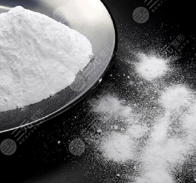 　　蘇打水去黑頭對皮膚有損害嗎?黑頭不僅看上去不美觀，而且如果沒有及時(shí)處理掉這些黑頭還會使毛孔被撐大，使皮膚角質(zhì)受損，加速皮膚松弛下垂。但是去黑頭也要遵從科學(xué)的方法，如果盲目地用手去擠壓黑頭，黑頭短時(shí)間內(nèi)被擠出，但是很快又會生長出來，黑頭也會生長的越來越嚴(yán)重。現(xiàn)在黑頭去除的方法還是比較多的，有去除黑頭的面膜，有黑頭導(dǎo)出液，有黑頭鏟等等。下面我們就給大家介紹一下蘇打水去黑頭吧。  　　1、蘇打水去黑頭對皮膚有損害嗎?  　　目前有很多種去除黑頭的辦法，例如有一些去除黑頭的撕拉面膜可以把黑頭緊緊的粘在面膜上，然后用力拉扯可以帶出黑頭。這種方法會使皮膚變得松弛，而且還會損傷皮膚表面的保護(hù)層，長期使用不利于皮膚的健康，容易產(chǎn)生皺紋。還有一些貼敷類的面膜，可以乳化黑頭，便于黑頭排出，然后再通過貼敷收縮毛孔的面膜，使毛孔變得緊致。  　　這種面膜更加有利于黑頭的處理和皮膚的保護(hù)。有不少朋友探索了新的簡單易行的去黑頭方法，就是蘇打水去黑頭。通過在臉上服蘇打水，毛孔里的黑頭會變得松動，隨著棉棒的觸動會排出皮膚之外。這個(gè)方法主要是源于蘇打水的弱堿性與皮膚黑頭的弱酸性相互作用。在現(xiàn)實(shí)當(dāng)中被應(yīng)用的很廣泛，而且有不少朋友反映還是比較有用的。  　　2、黑頭的產(chǎn)生原理  　　黑頭主要是毛孔里生長了過多的油脂，這些油脂與灰塵和皮膚雜質(zhì)混合在一起，經(jīng)過長期的氧化變成了黑色，外觀看起來就是一個(gè)一個(gè)的黑點(diǎn)分布。如果用手?jǐn)D壓會擠出來乳狀的物質(zhì)而且還有臭味。黑頭多產(chǎn)生于油性膚質(zhì)的人群主要集中在面部、胸部和背部。因?yàn)橛托约∧w的人群，他們本身皮膚分泌油脂量很大，而且毛孔相對來說比較粗，這給黑頭生長提供了溫床。  　　黑頭生長是惡性循環(huán)的過程，首先是毛孔粗大容易產(chǎn)生油脂和黑頭，如果不經(jīng)正確方法就盲目的去除灰頭，那會刺激皮膚生長出更多的油脂，產(chǎn)生更多的黑頭，毛孔越長越大，將毛孔撐得越來越大，而越來越大的毛孔就會長出越來越大的黑頭。所以毛孔和黑頭是要同時(shí)顧及的，去除黑頭要采用科學(xué)的方法。  　　3、蘇打水去黑頭的注意事項(xiàng)  　　蘇打水是弱堿性的物質(zhì)，而且并非專業(yè)的皮膚護(hù)理用品，所以不利于長期使用。我們所使用的化妝品，尤其是油性皮膚使用的化妝品，一般都應(yīng)該以溫和性的為主。因?yàn)殚L期的弱堿或者弱酸刺激會使皮膚生長更多的油脂，而且還會破壞皮膚表面的屏障。皮膚屏障一旦受損會產(chǎn)生很多皮膚問題。  　　而且長期使用弱堿性的產(chǎn)品，皮膚會變得敏感而且容易發(fā)紺，產(chǎn)生敏感肌和產(chǎn)生皺紋。所以如果采用小蘇打去黑頭的辦法，那么就要適度使用，要間隔很長一段時(shí)間之后再度使用，而且使用過程中要注意小蘇打和水的比例。濃度過大的小蘇打也會在短時(shí)間之內(nèi)使皮膚受到刺激，發(fā)癢，紅腫。  　　去黑頭的方法有很多，有的朋友皮膚很敏感，就要選用溫和的去黑頭的方法，如果有的朋友的皮膚上面存在傷口那么就不要使用此類方法。醫(yī)美上也有很多種去黑頭的方法，例如可以采用光子嫩膚、激光照射等方法。通過光線對肌膚的刺激，是肌膚深層的膠原組織。  　　大量再生促進(jìn)皮膚的新生活力，使原本的老化問題得以解除，而且毛孔缺乏彈性的問題也得以緩解，這樣就可以有能力排解出黑頭及油脂，避免大量黑頭的再次產(chǎn)生。同時(shí)光子、嫩膚和激光照射可以改變皮膚的膚質(zhì)，使皮膚屏障變得更厚重，有利于抵擋外部因素的侵襲，保護(hù)內(nèi)部肌膚的健康。