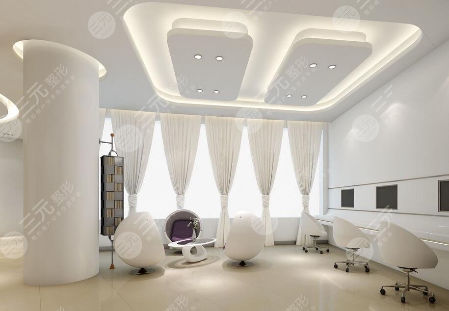 長(zhǎng)沙脂肪隆胸黃安華